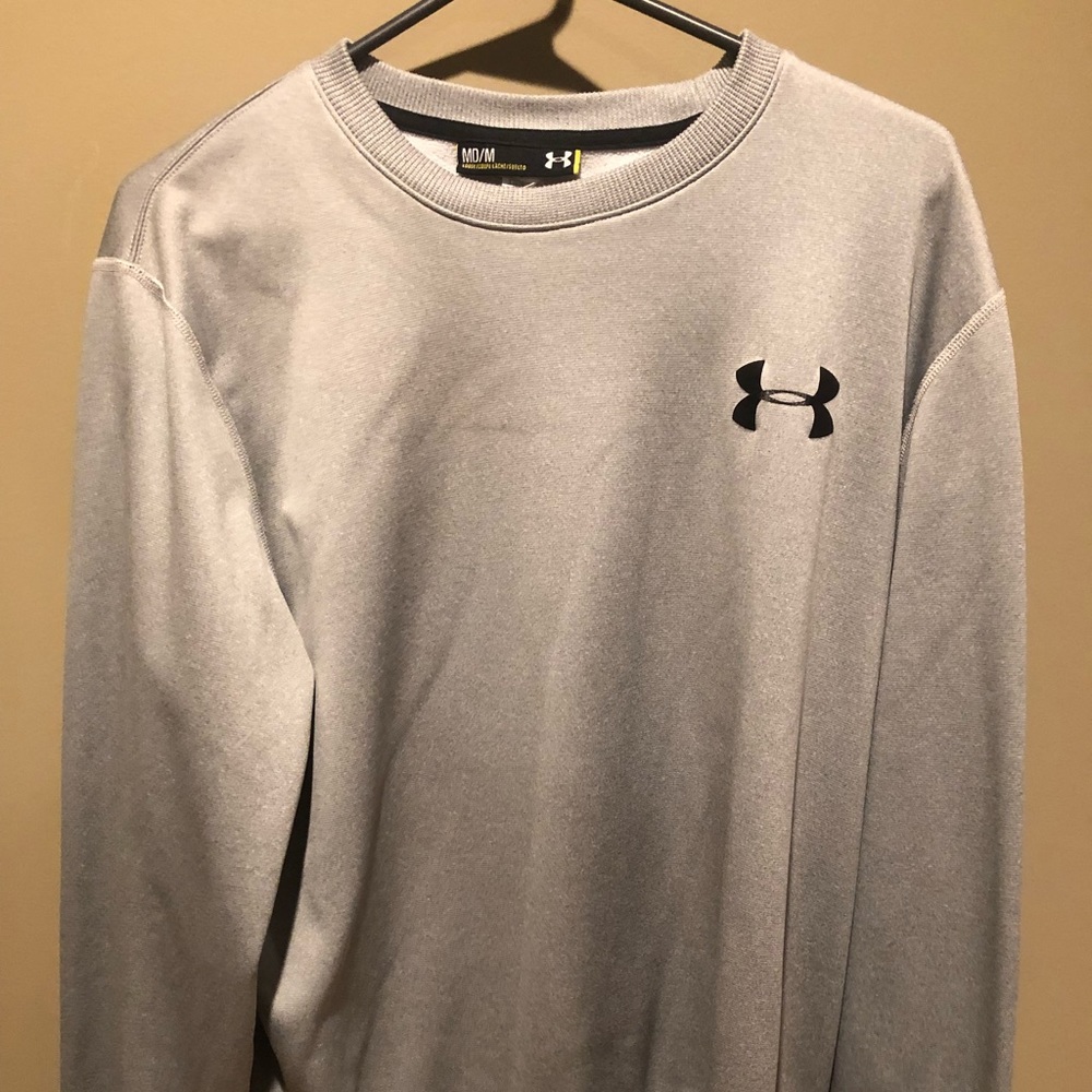 Medium under armpit crew neck